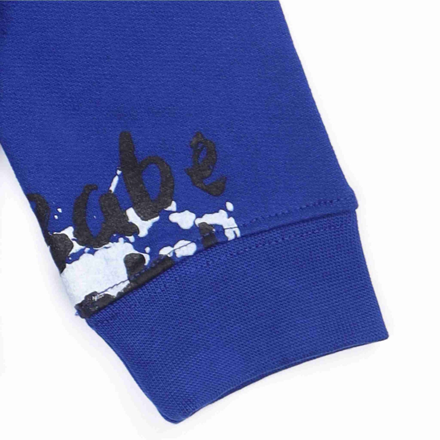 Dettaglio manica felpa con stampa graffiti