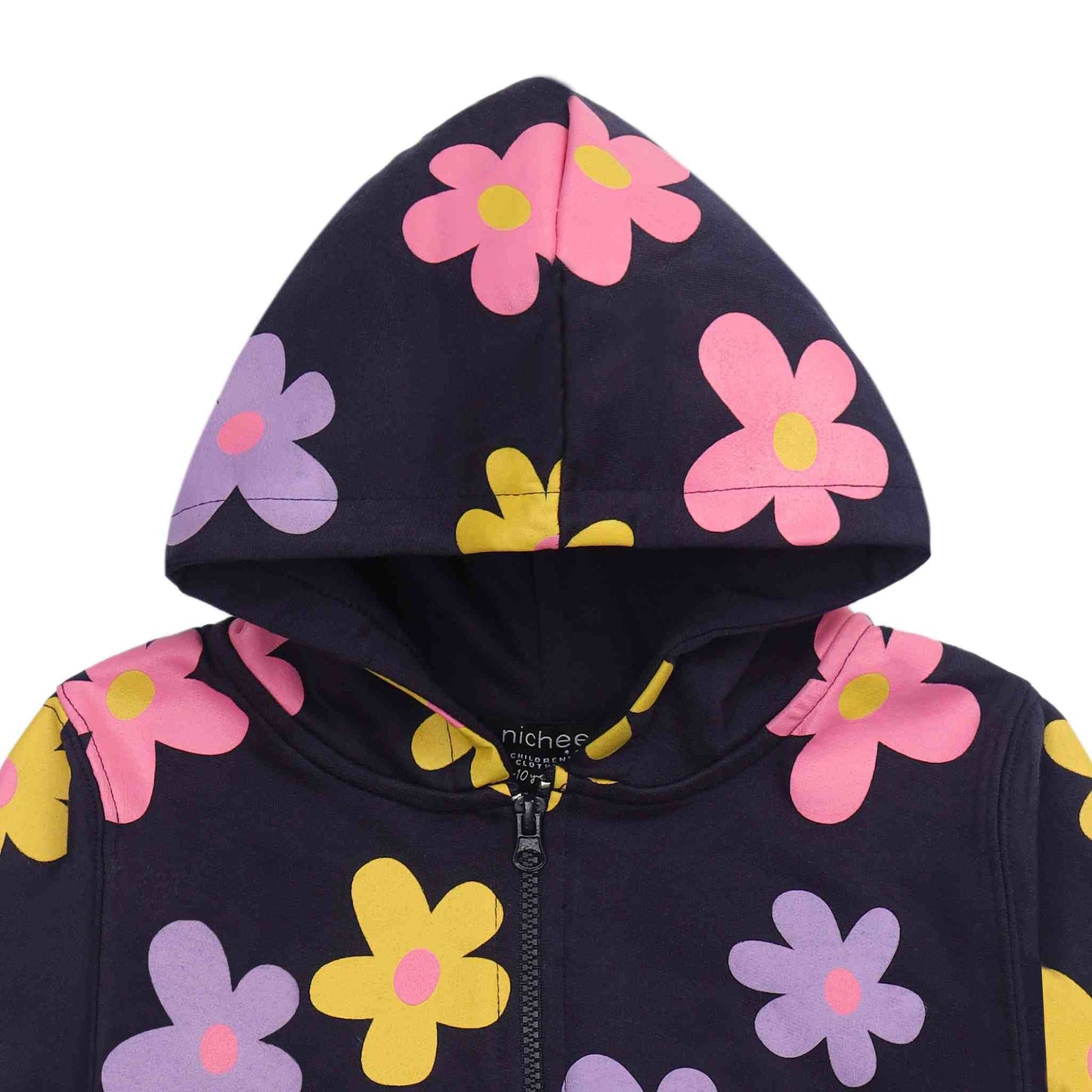 Dettaglio cappuccio felpa baby con margherite