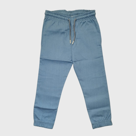 Pantaloni da bambino dal design casual e confortevole, con vita elasticizzata e lacci regolabili. Realizzati in tessuto morbido e resistente, perfetti per la scuola, il tempo libero e le avventure quotidiane. Il taglio sportivo ed essenziale li rende ideali per ogni look. Disponibili nelle taglie 2-10 anni.