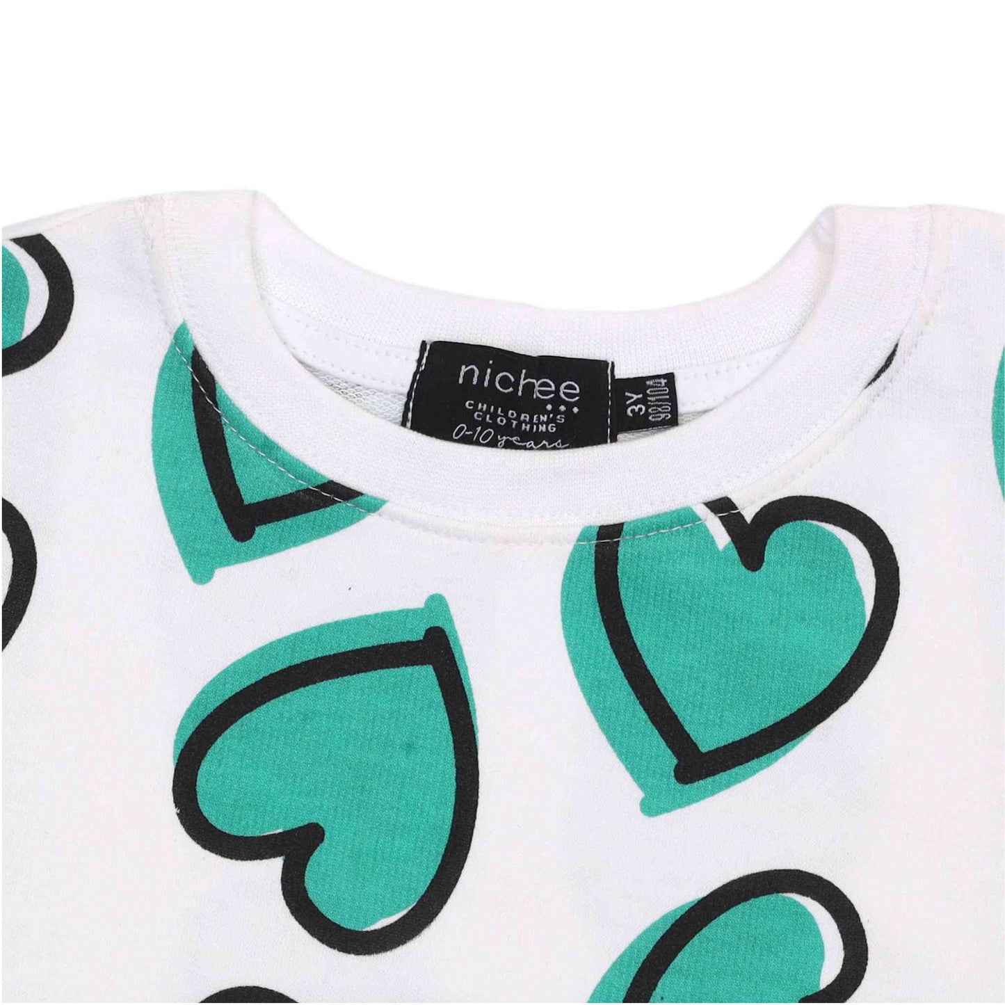 Dettaglio scollo felpa baby con cuori verdi