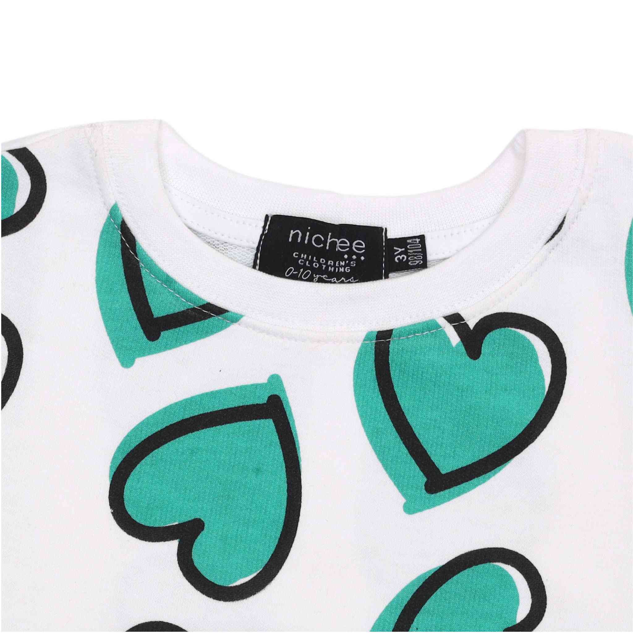 Dettaglio scollo felpa baby con cuori verdi