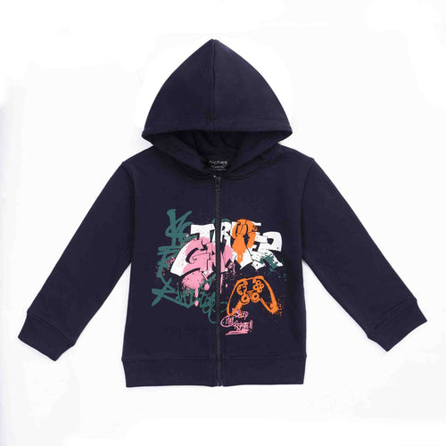Modello con cappuccio e zip
Colore blu navy con stampa graffiti
Tessuto French Terry leggero
Taglie da 2 a 10 anni
Vestibilità: Regular
Made in Pakistan