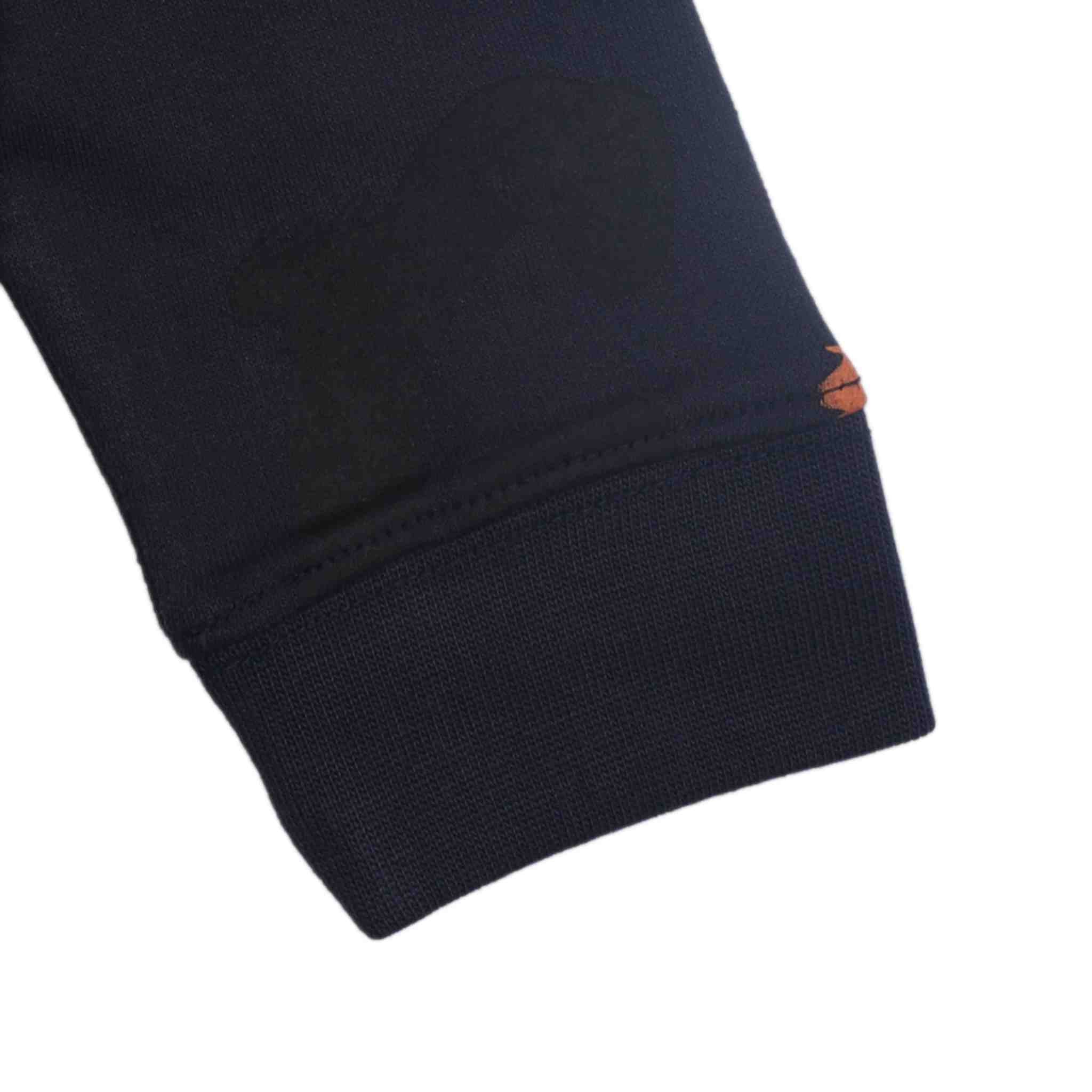 Dettaglio manica felpa baby con stampa astratta