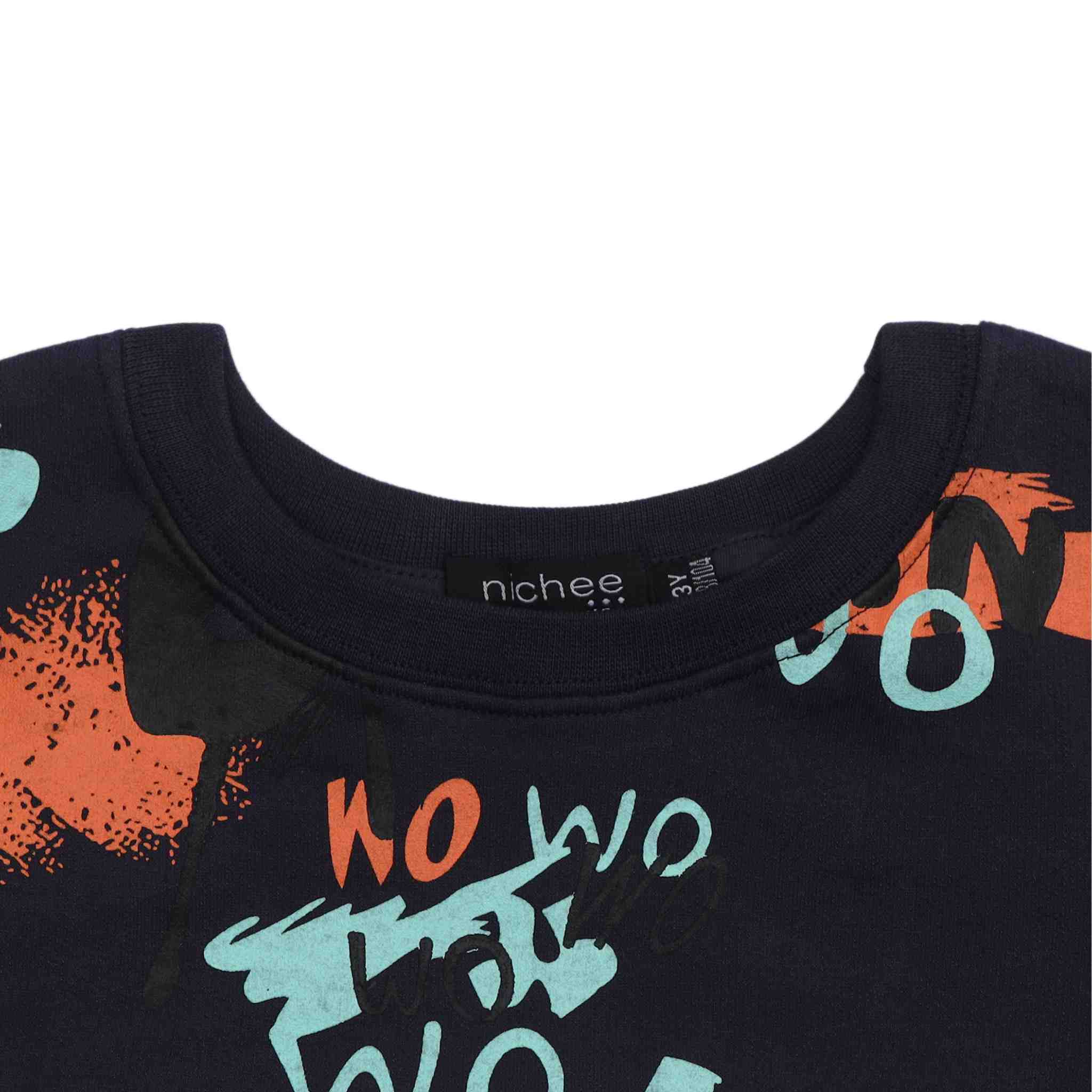 Dettaglio collo felpa baby con stampa astratta