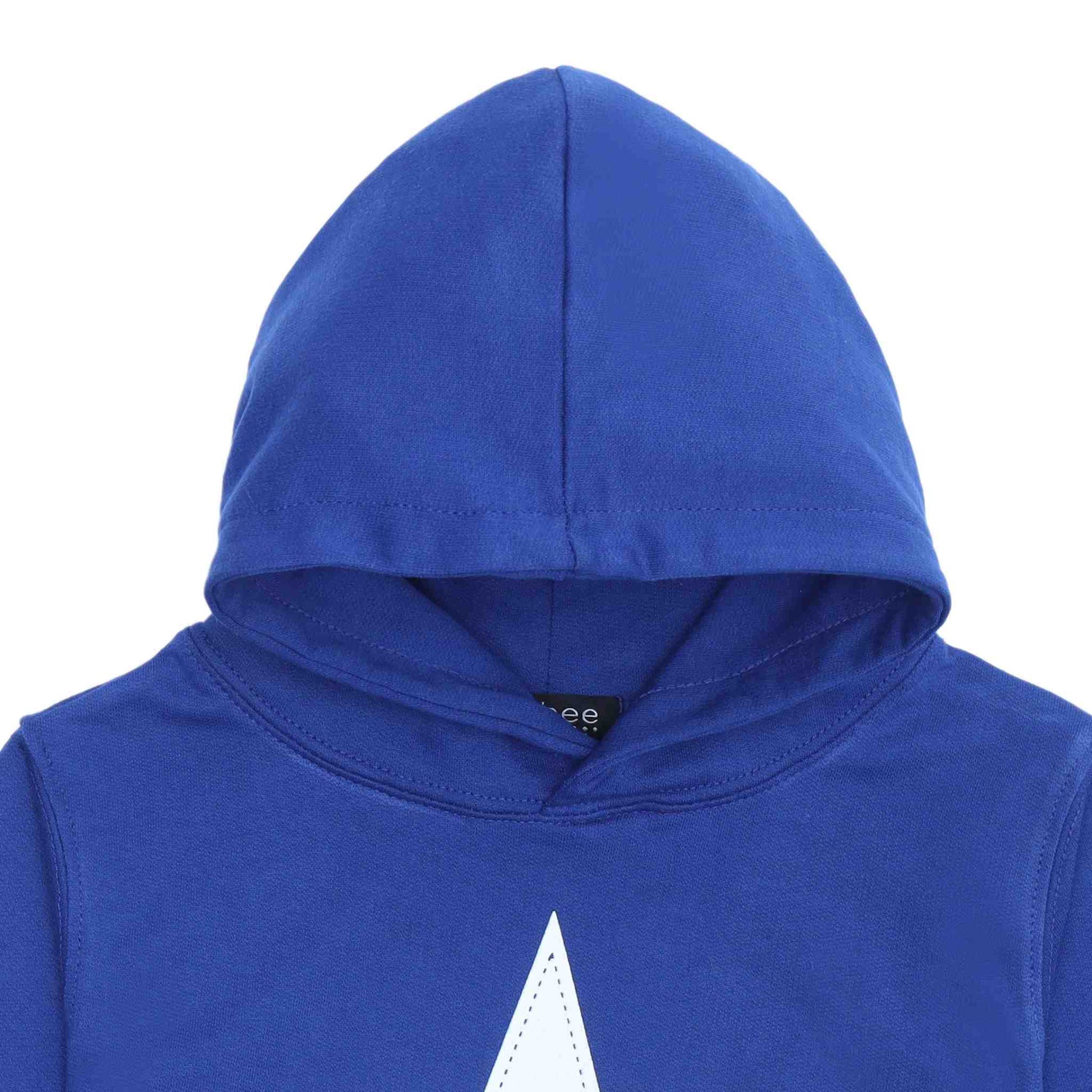 Dettaglio cappuccio felpa da bambina blu elettrico con stella