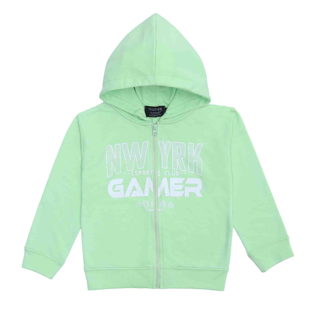 Felpa con cappuccio e zip
Tessuto French Terry leggero
Colore Paradise Green con scritta
Taglie da 2 a 10 anni
Vestibilità: Regular
Made in Pakistan