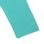 Dettaglio manica t-shirt bambino manica lunga skateboard