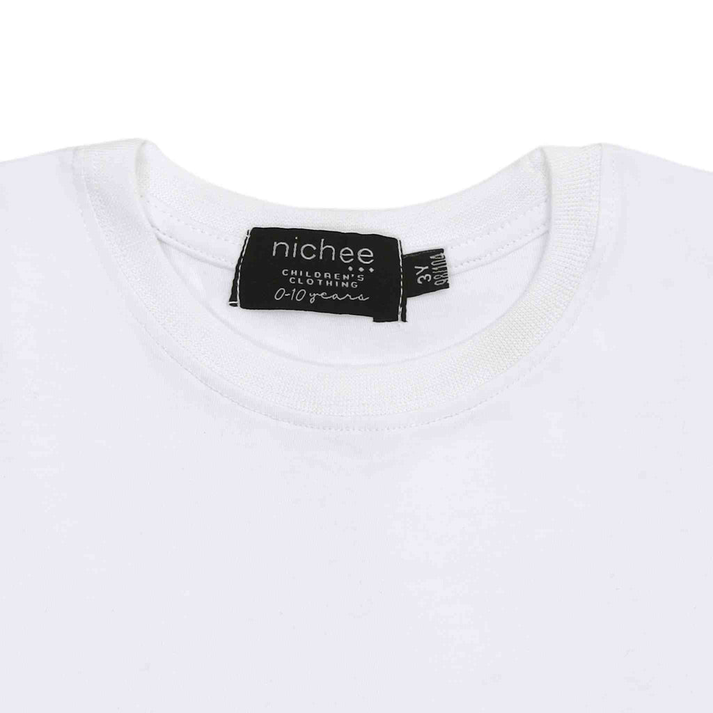 Dettaglio scollo t-shirt bambino dinosauro