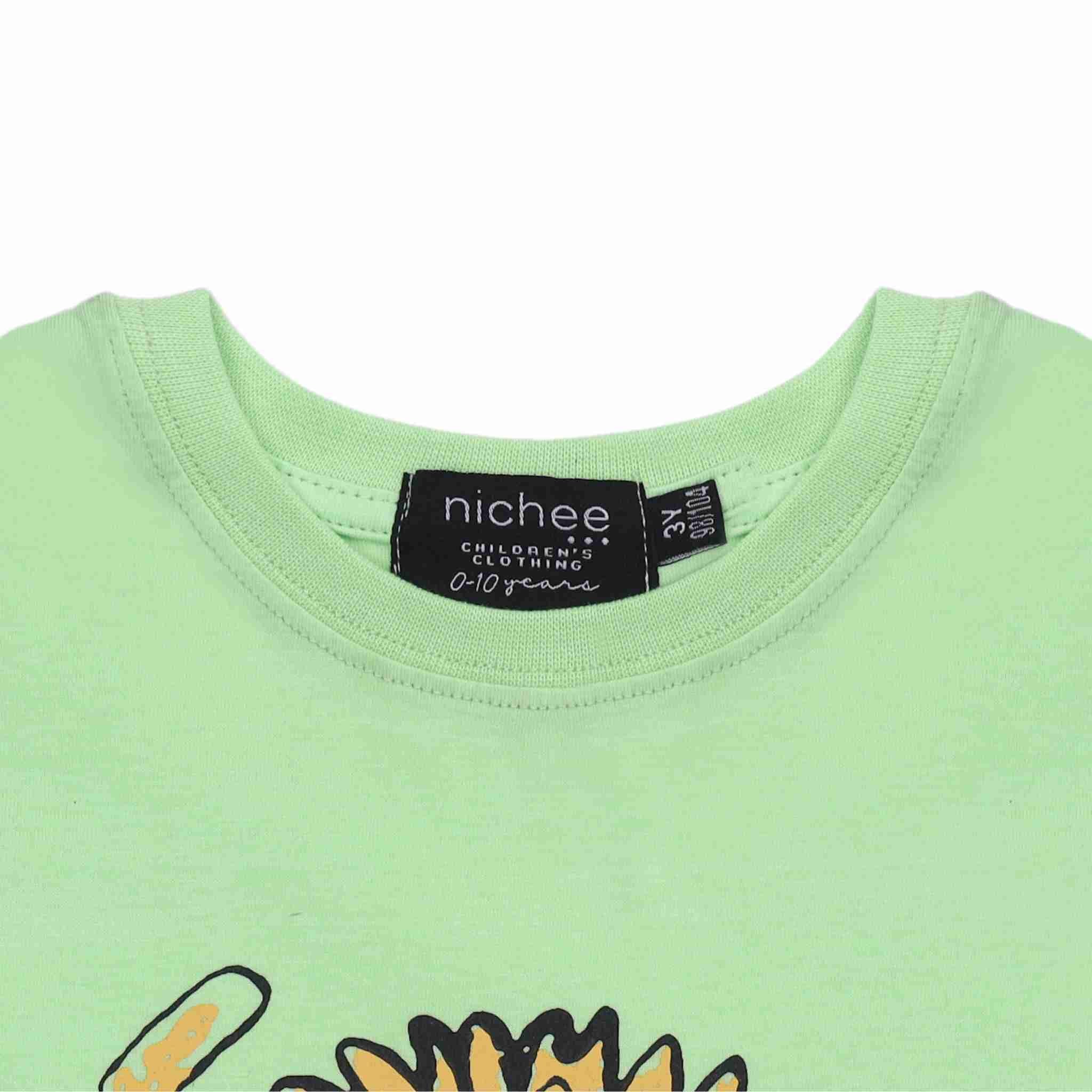 Dettaglio scollo t-shirt bambino stampa leone
