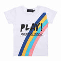 T-shirt girocollo a mezza manica
Colore bianco con stampa colorata e scritta
Tessuto in jersey di policotone
Taglie da 2 a 10 anni
Vestibilità: Regular
Made in Pakistan