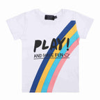 T-shirt girocollo a mezza manica
Colore bianco con stampa colorata e scritta
Tessuto in jersey di policotone
Taglie da 2 a 10 anni
Vestibilità: Regular
Made in Pakistan