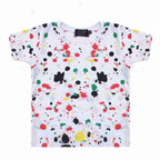 Modello girocollo a manica corta
Colore bianco con schizzi di colore
Stampa screen printing
Taglie da 6 mesi a 4 anni
Vestibilità: Regular